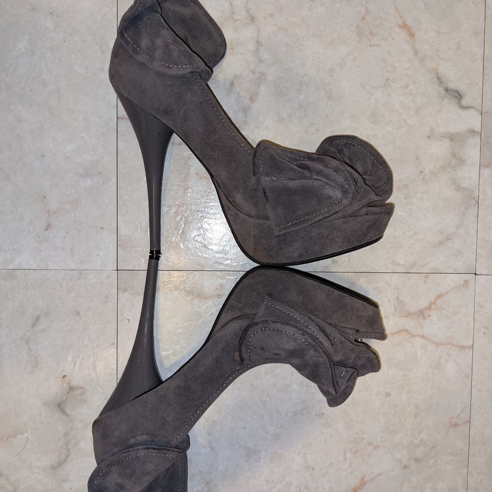 Soft Suede Ruffled Pumps